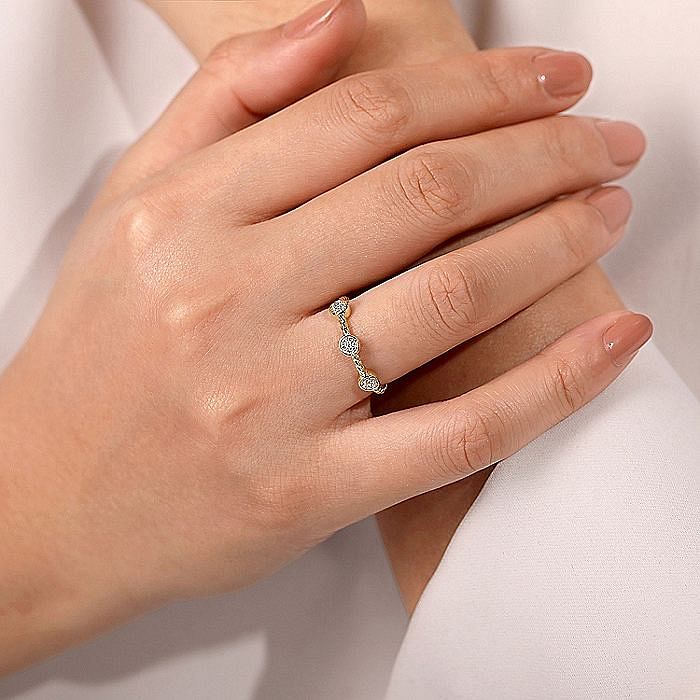 Diamond cluster twist ring sales