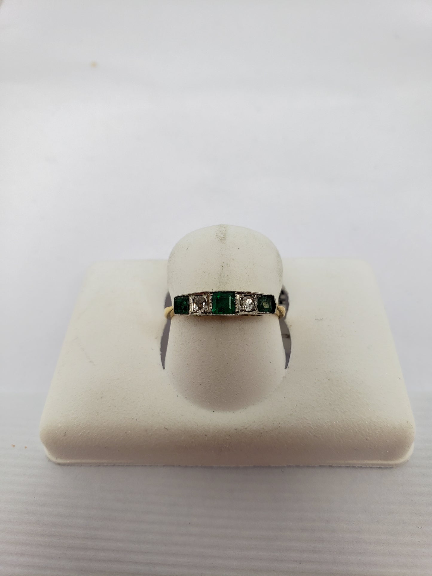 18kt Yellow Gold Emerald and 0.04 ctw Diamond Ring Sz 6, 1.6g